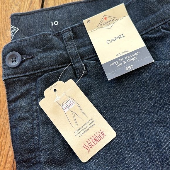 New St. John's Bay Capri, 10, Dark Rinse Blue, Slenderizing! - Picture 3 of 10